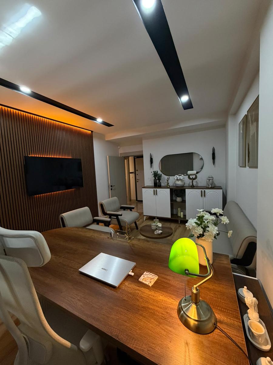 Masa lambası ve büro detayı